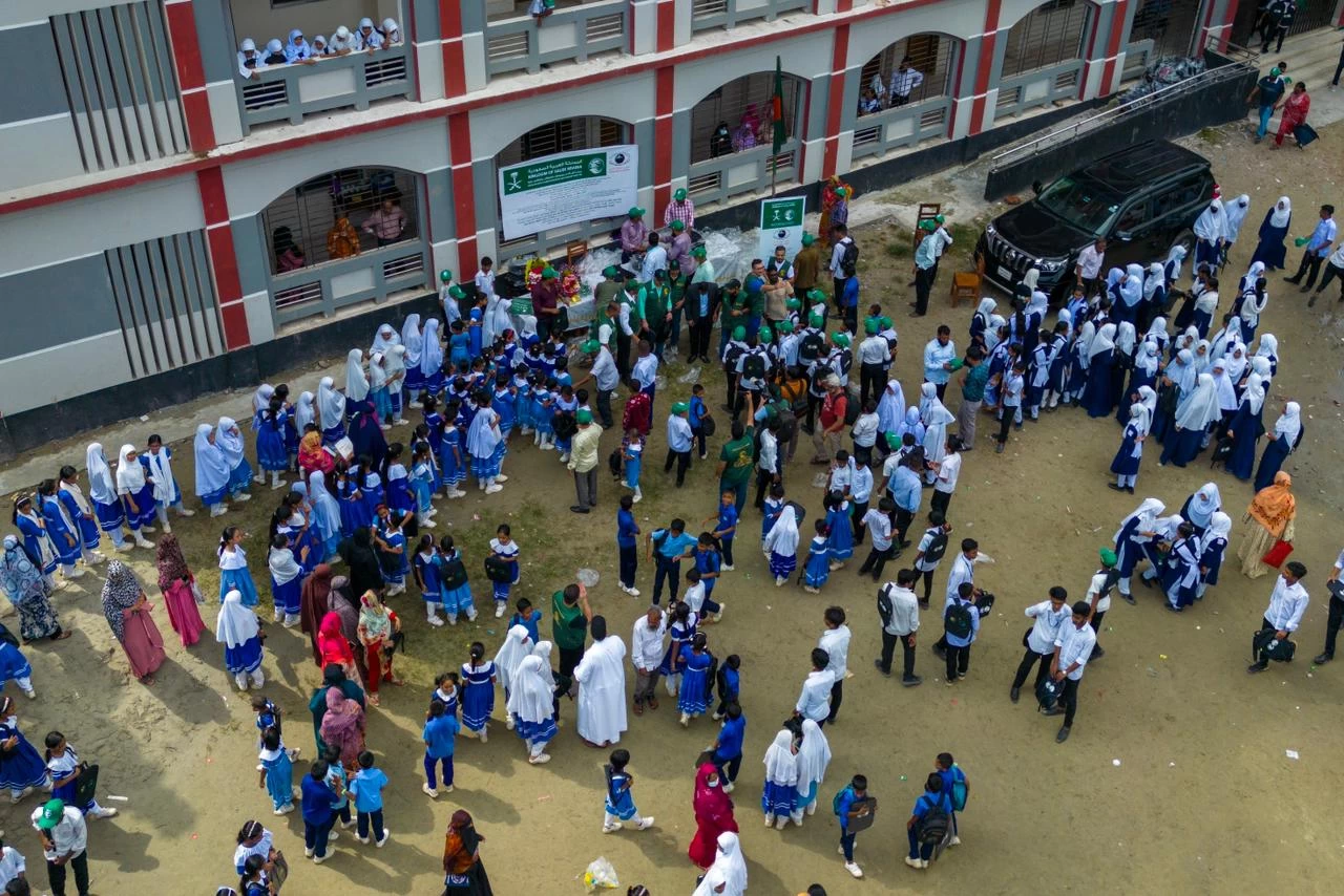 مركز الملك سلمان للإغاثة يدشن برنامج إبصار السعودية التطوعي لمكافحة العمى والأمراض المسببة له بين طلاب المدارس في بنغلاديش