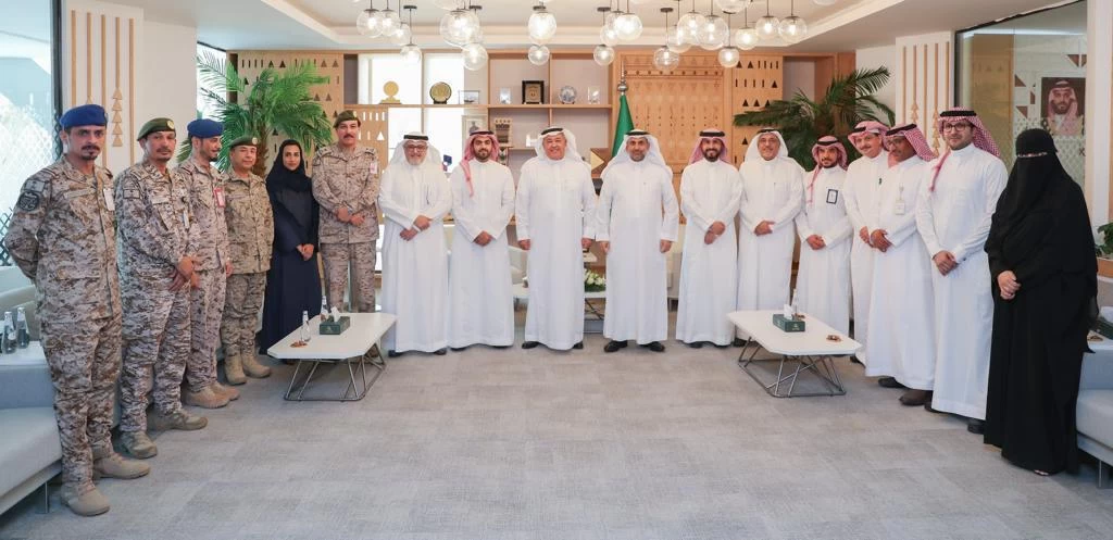  معالي وزير الصحة يسلم شهادات برنامج المدن الصحية بالمجتمعات العسكرية في وزارة الدفاع