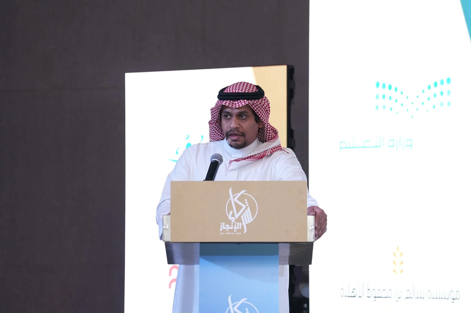 تتويج 2929 معلم لإسهامهم في تزويد أكثر من 18 ألف طالب بمهارات القرن الـ21