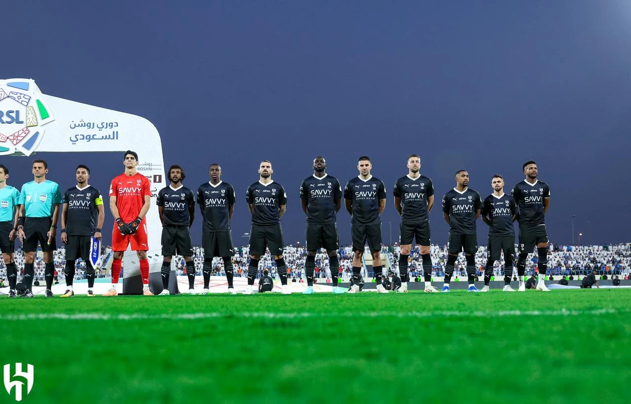 بثلاثية في مرمى الأخدود ، الهلال ينفرد بصدارة الدوري السعودي.