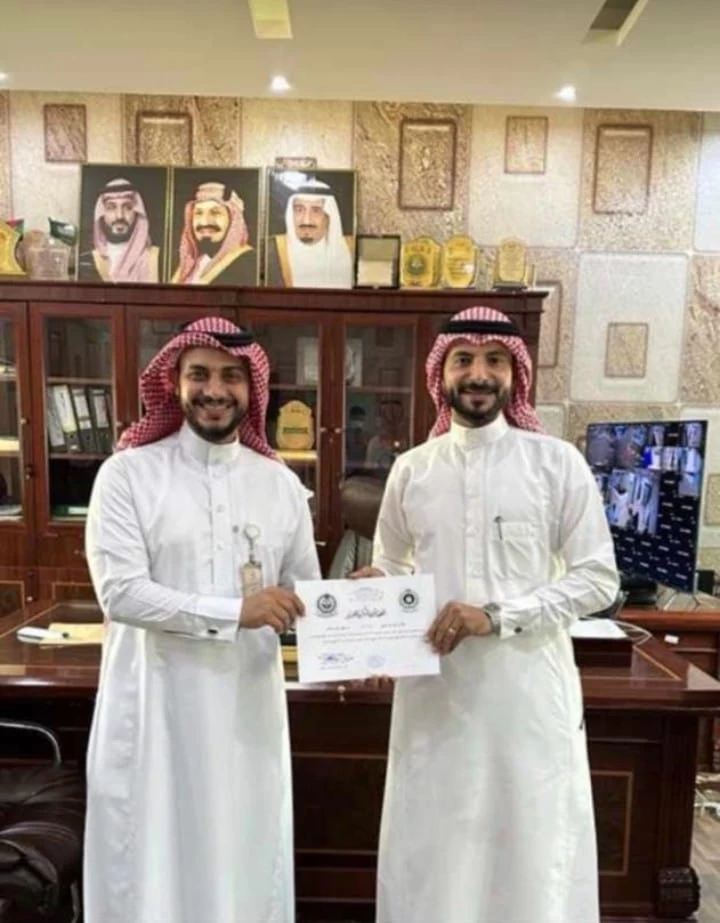 القوات البحرية بجازان تكرم اثنين من مستشفى الموسم العام