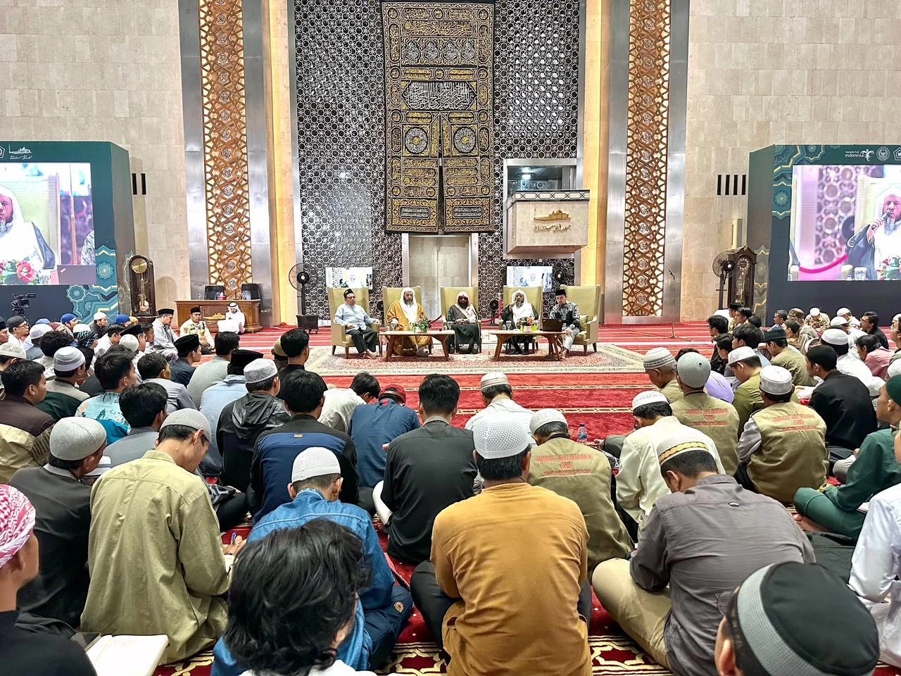 الشؤون الإسلامية تنظم ندوة علمية بمسجد الاستقلال في إندونيسيا 