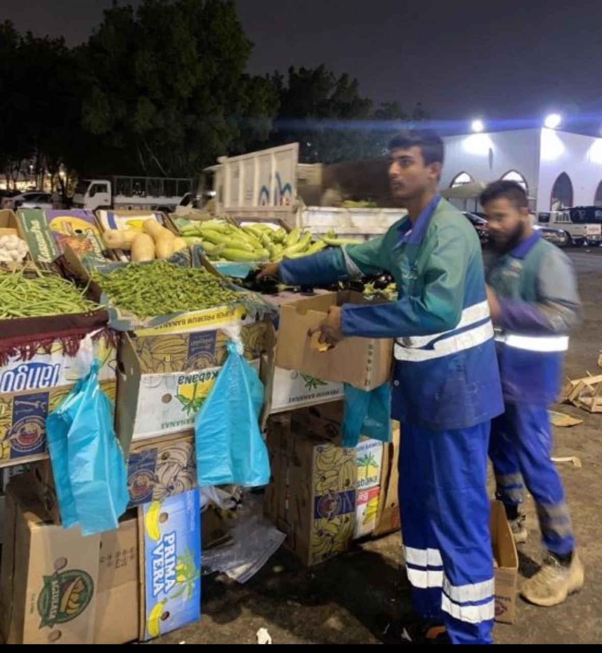 أمانة جدة تنفذ حملة مكثفة لتعقب البيع العشوائي وترصد طن من الخضروات