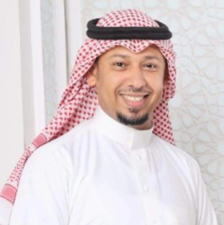 ترقية موظف التأهيل الشامل حسن بأحسن للمرتبة الثامنة