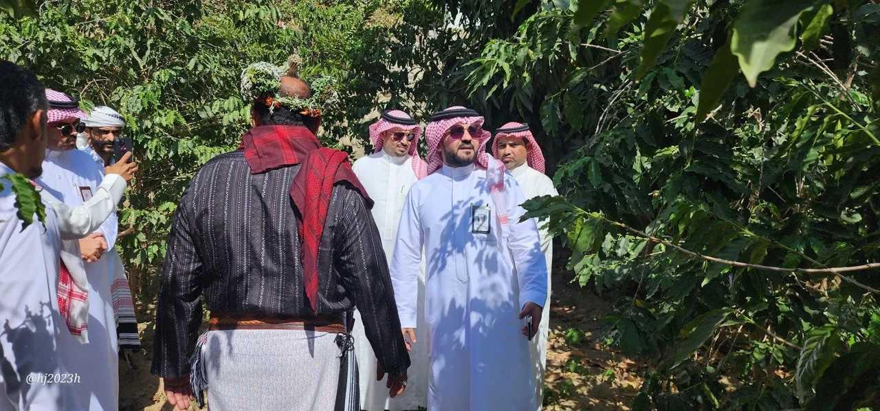 محافظ العارضة ومدير تطوير المناطق الجبلية بجازان يزورون جبل سلا ويلتقون عدد من المزارعين 