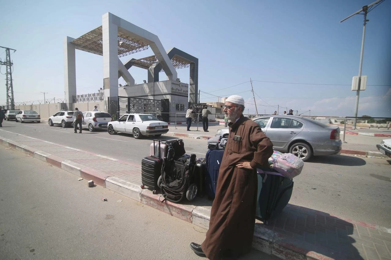 مصر ترفض السماح للأجانب في غزة بالمرور من معبر رفح دون إدخال المساعدات