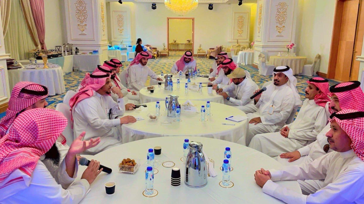 القحطاني يعقد اجتماعاً مع ملاك مراكز الطب البديل والتكميلي بالطائف .