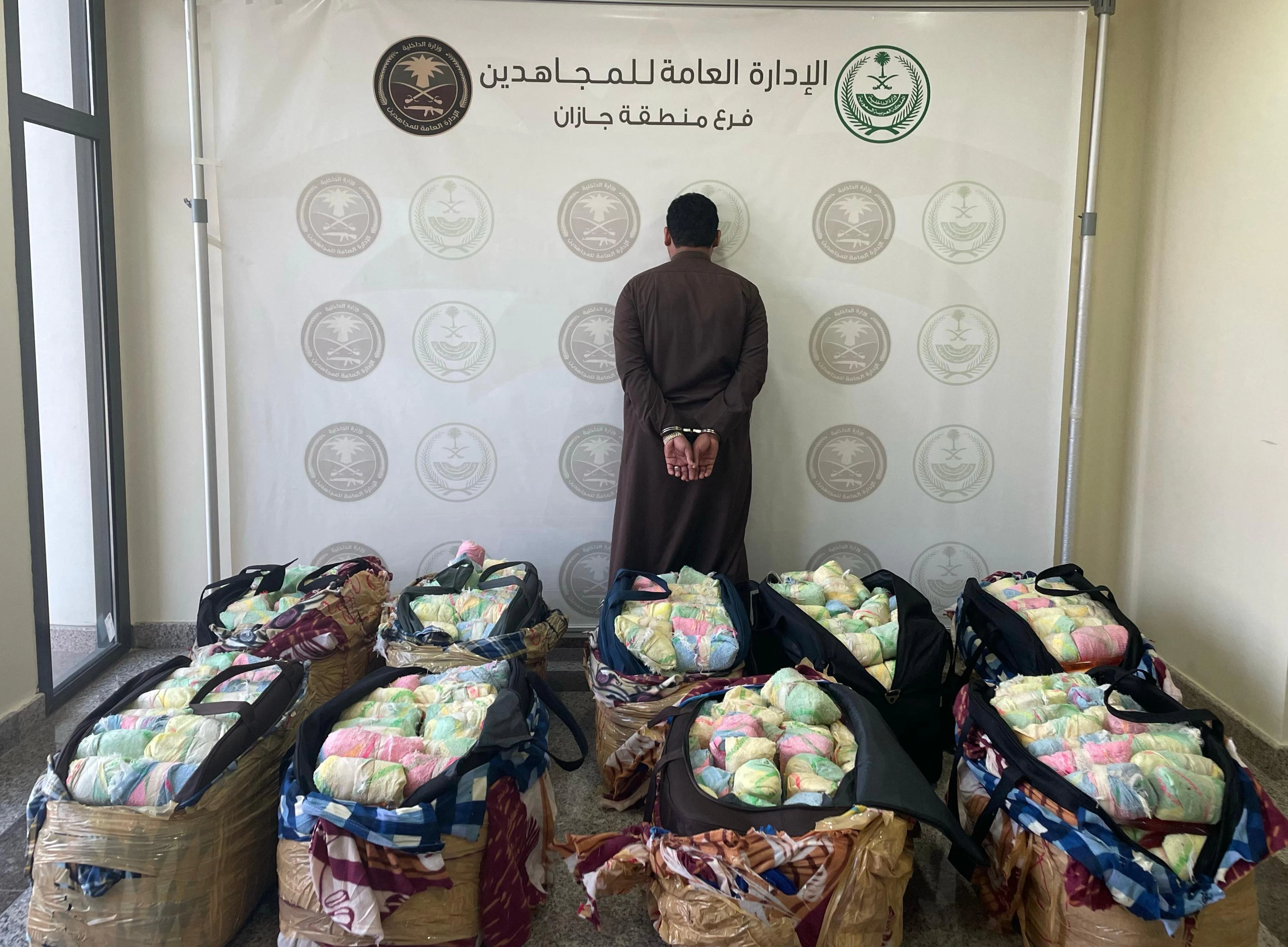 دوريات الإدارة العامة للمجاهدين بمنطقة جازان تقبض على مخالف لنظام أمن الحدود لمحاولته تهريب (193) كيلوجرامًا من نبات القات المخدر