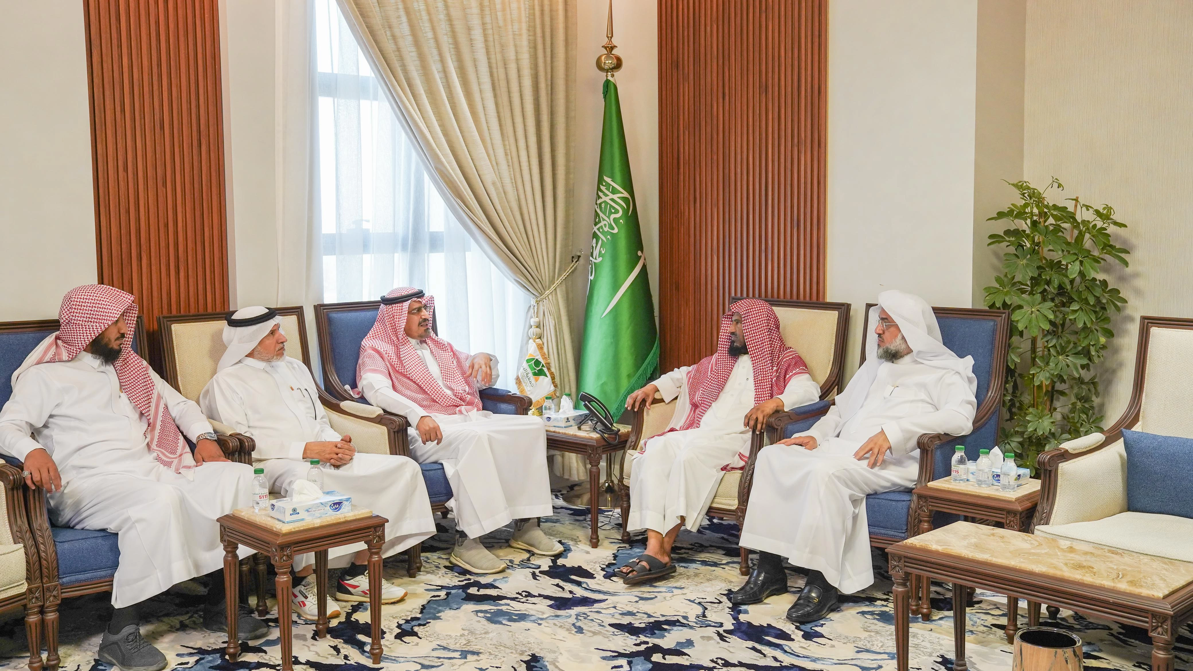 عضو هيئة كبار العلماء ومفوض الإفتاء بمنطقة عسير يزور " بر أبها "