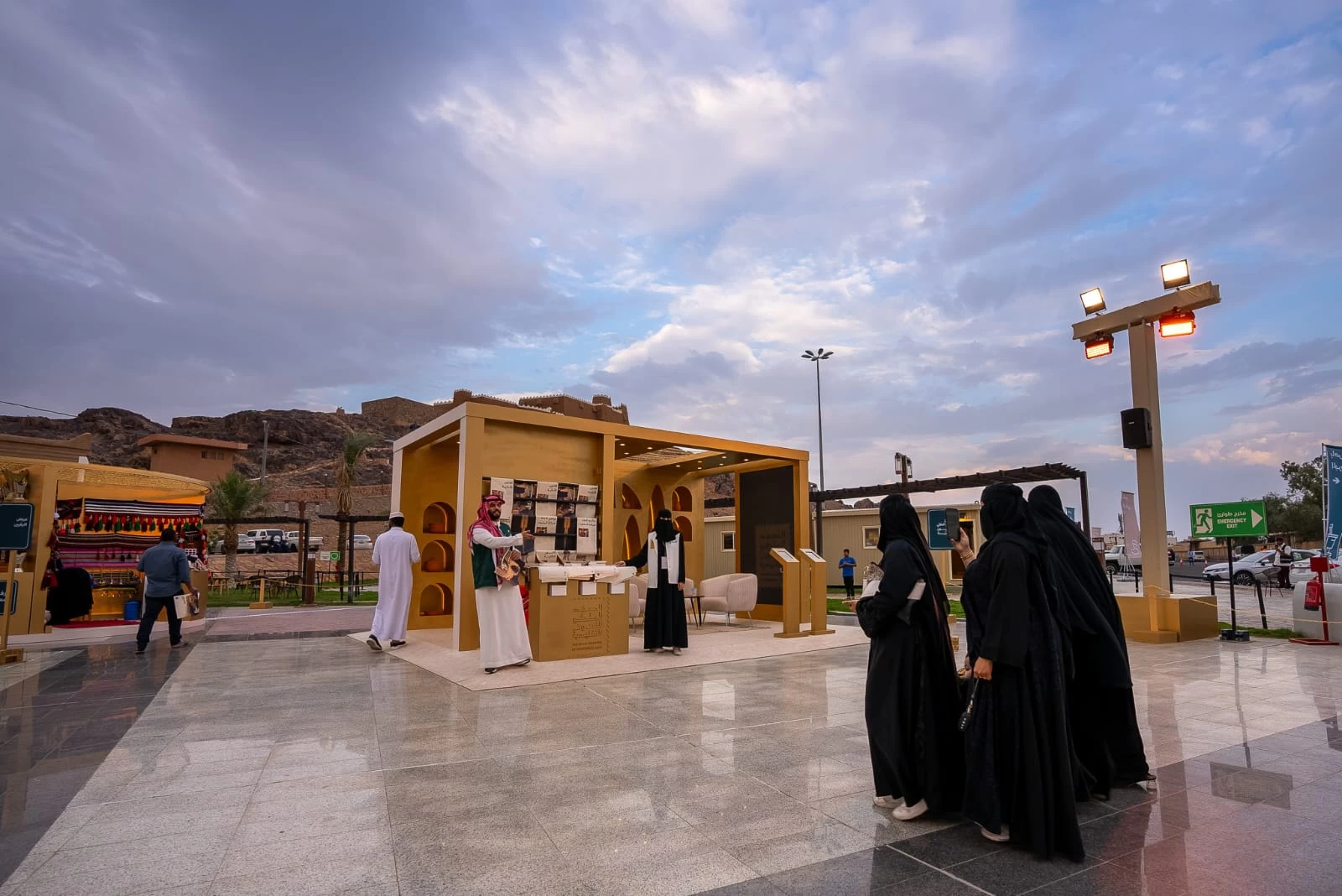 "باص حرفي " يشهر فعالياته في قلعة اعيرف التاريخية في حائل .