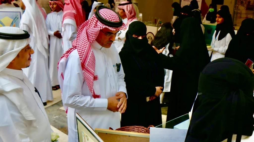 مدير تعليم الطائف يدشن معرض التجارب الكيميائية بالتزامن مع الأسبوع العربي للكيمياء 2023 م