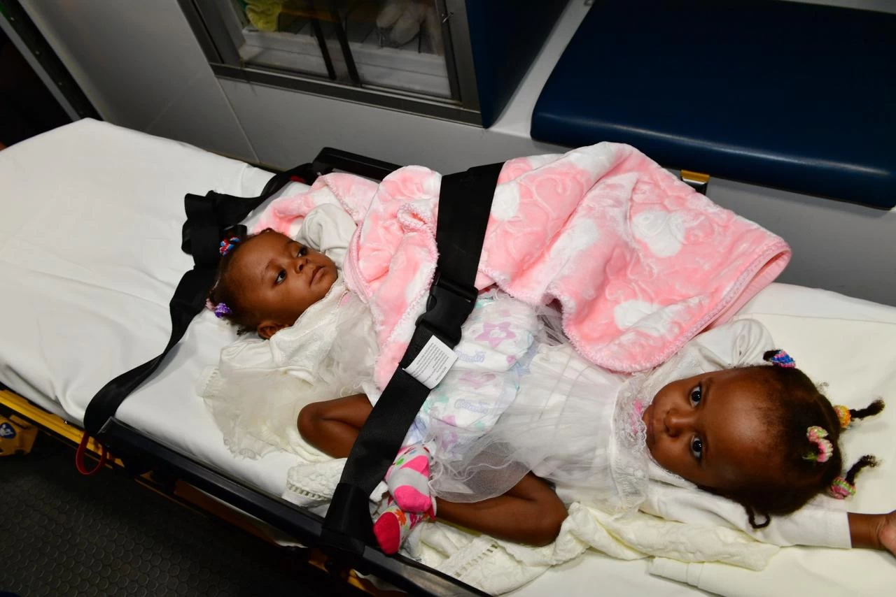 إنفاذاً لتوجيهات خادم الحرمين الشريفين وسمو ولي العهد .. وصول التوأم السيامي النيجيري "حسنة وحسينة" إلى الرياض