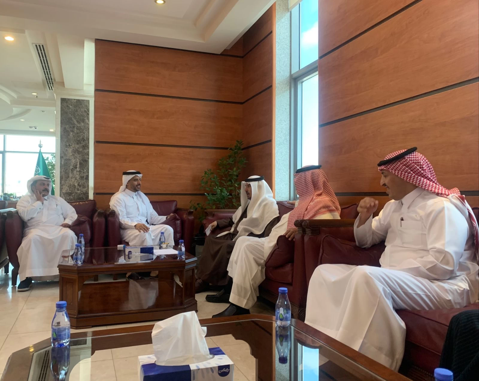 أمين عسير يبحث مع مسؤولي وقف الوالدين حزمة مبادرات لدعم العمل الاجتماعي التنموي. 