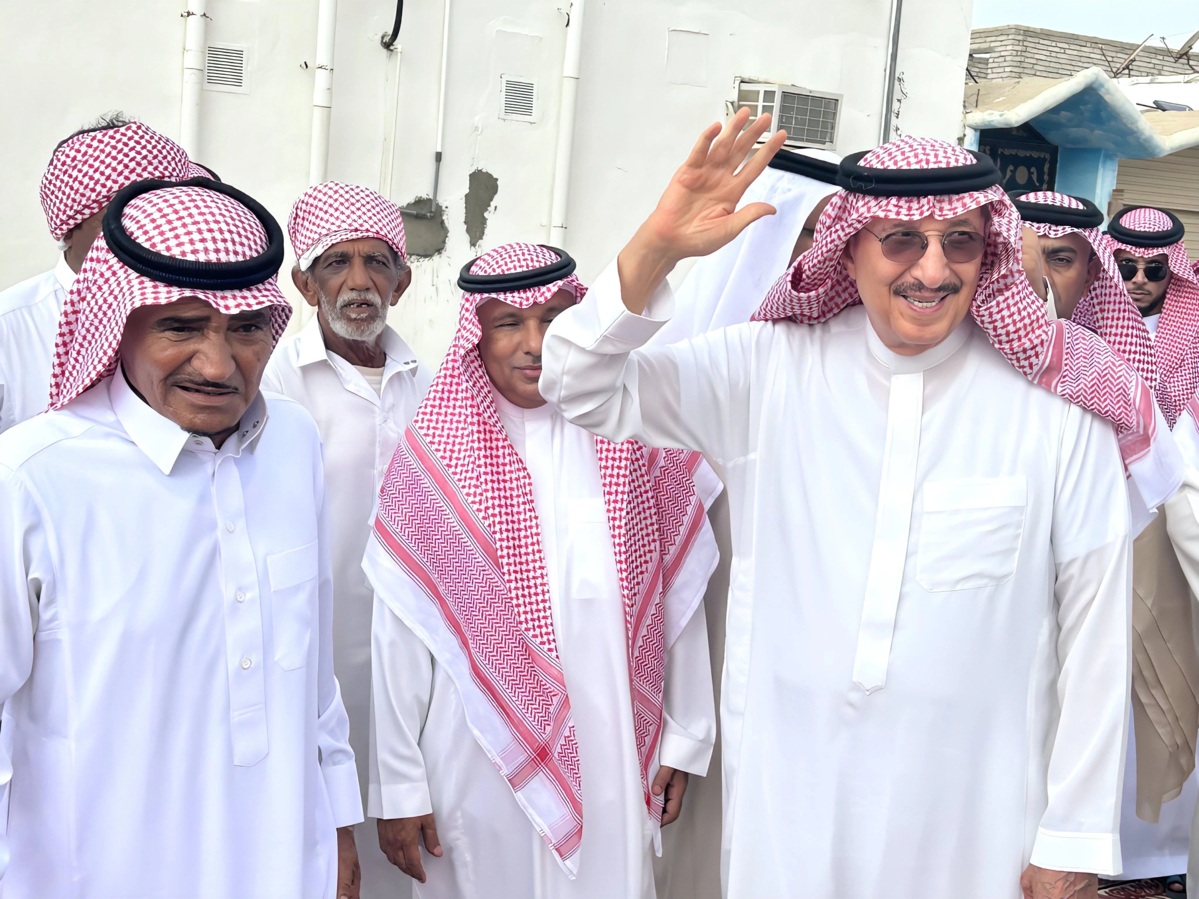 أميرِ منطقة جازان يلتقي عددًا من مشايخ محافظة جُزر فرسان