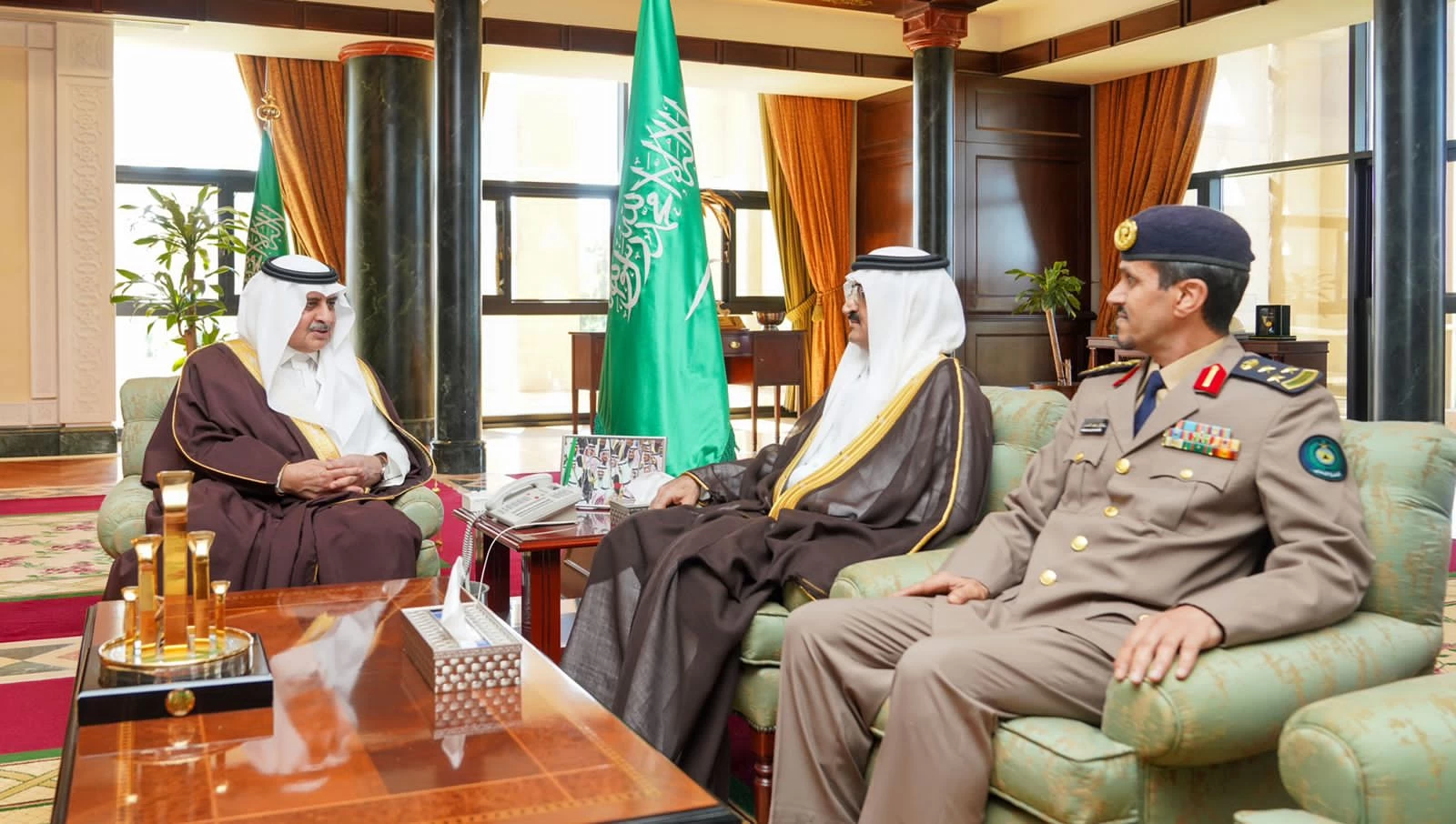 أمير تبوك يستقبل مدير الدفاع المدني بالمنطقة