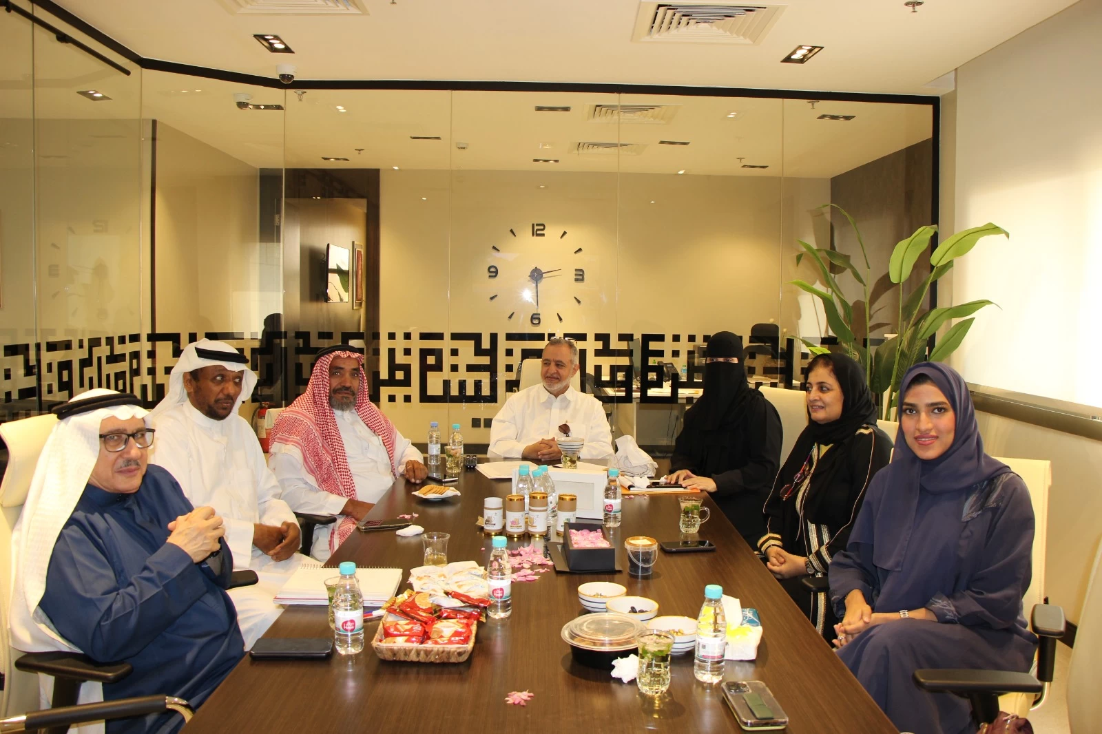 مسؤولو "بر جدة" يبحثون (الرفاهية الصحية) لمستفيدي مراكز الكلى مع مزارع (Be Alive)