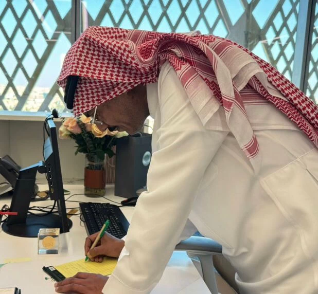 مساعد وزير الصحة يفاجئ أحد منسوبي الوزارة برسالة يضعها له على مكتبه 