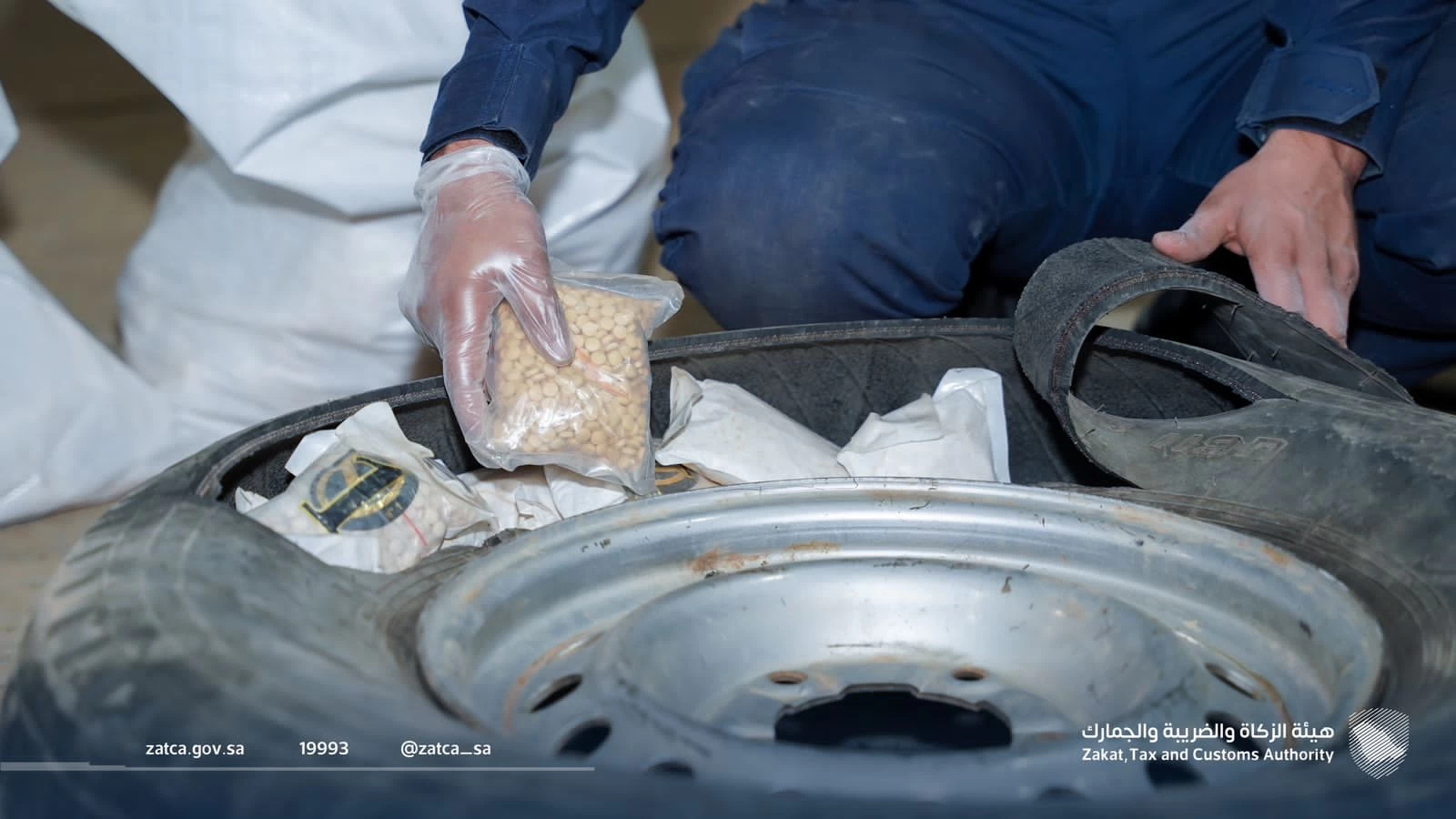 الزكاة والضريبة والجمارك تحبط محاولة تهريب أكثر من 850 ألف حبة كبتاجون