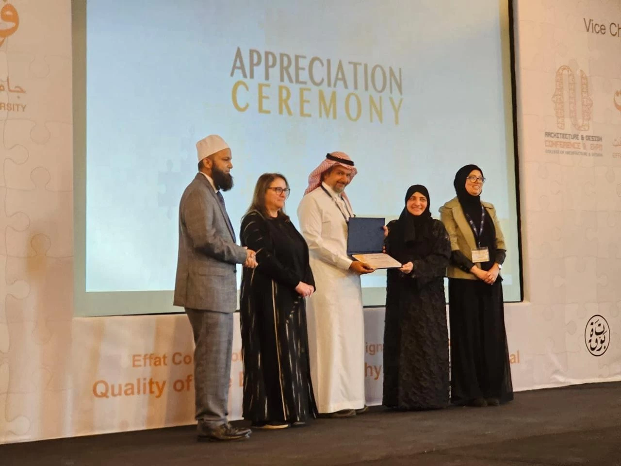 جامعة عفت تكرم إدارة المسؤولية المجتمعية بأمانة جدة