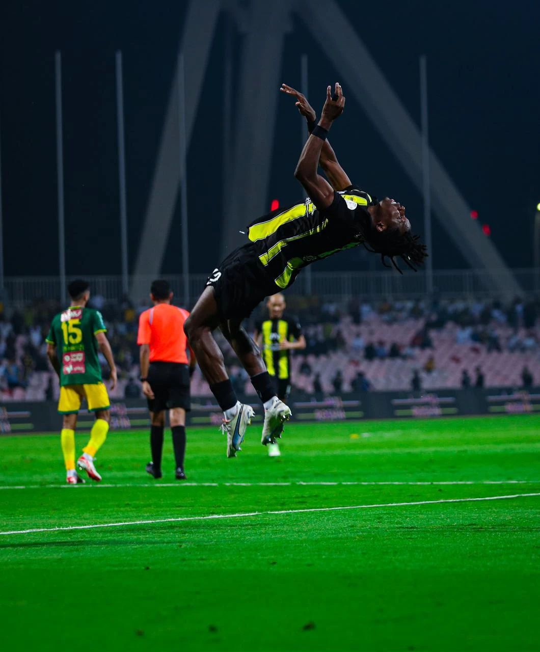 الرياض والحزم سلبية ، والأهلي يضرب أبها بسداسية ، والاتحاد ينتصر على الخليج.