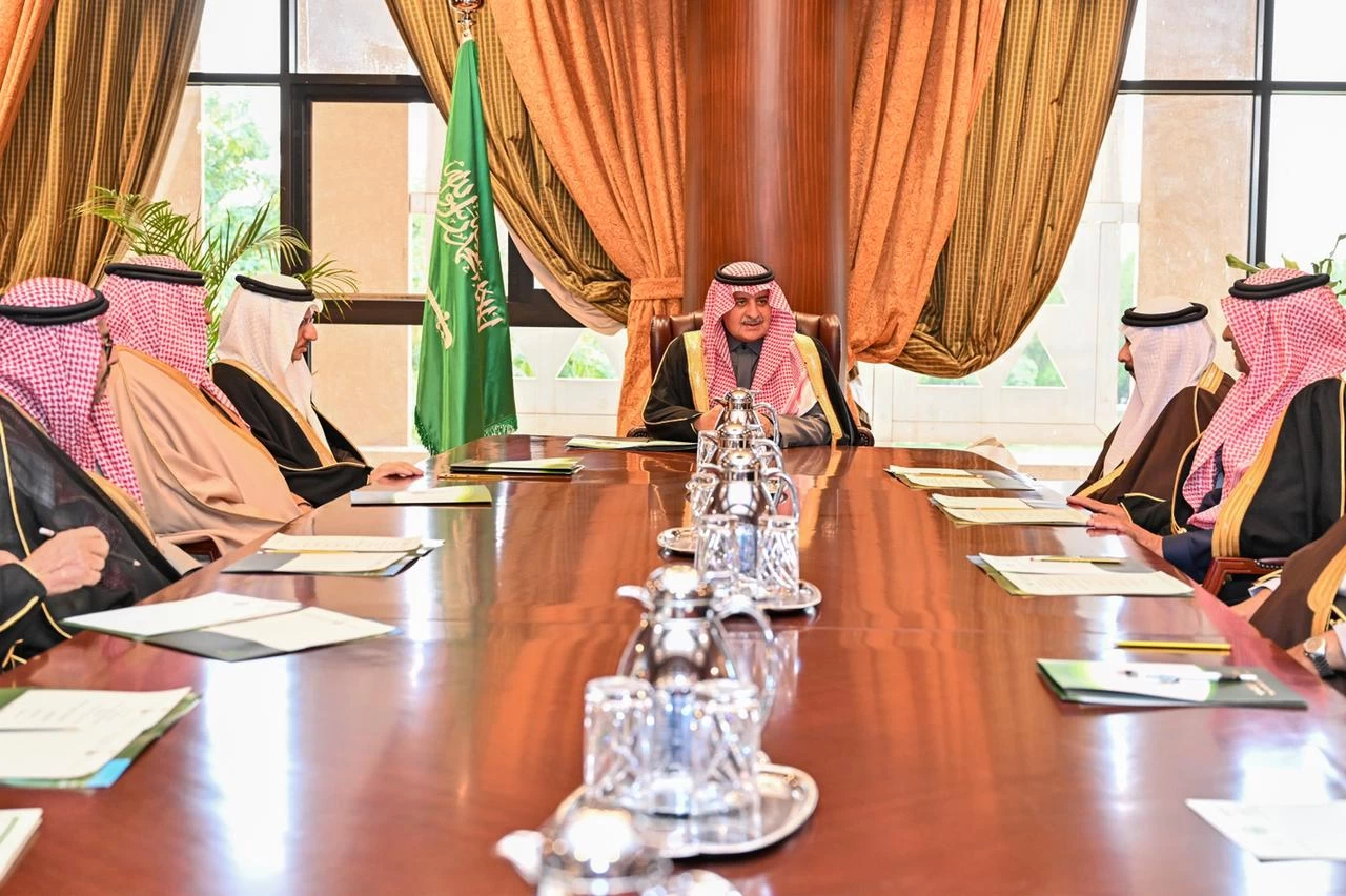 أمير تبوك يترأس اجتماع جمعية فهد بن سلطان الخيرية الاجتماعية