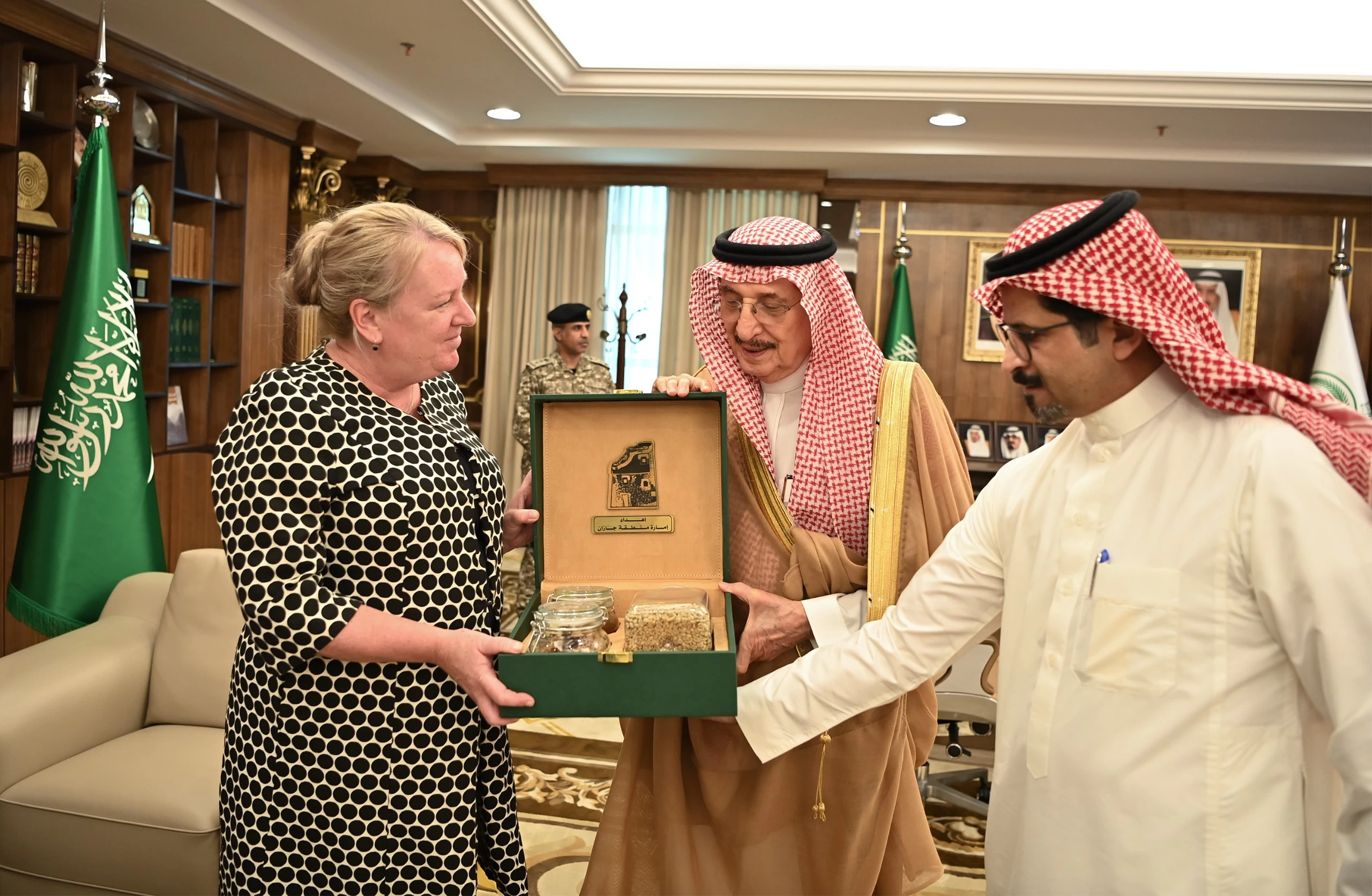 أمير منطقة جازان يستقبل السفيرة الهولندية