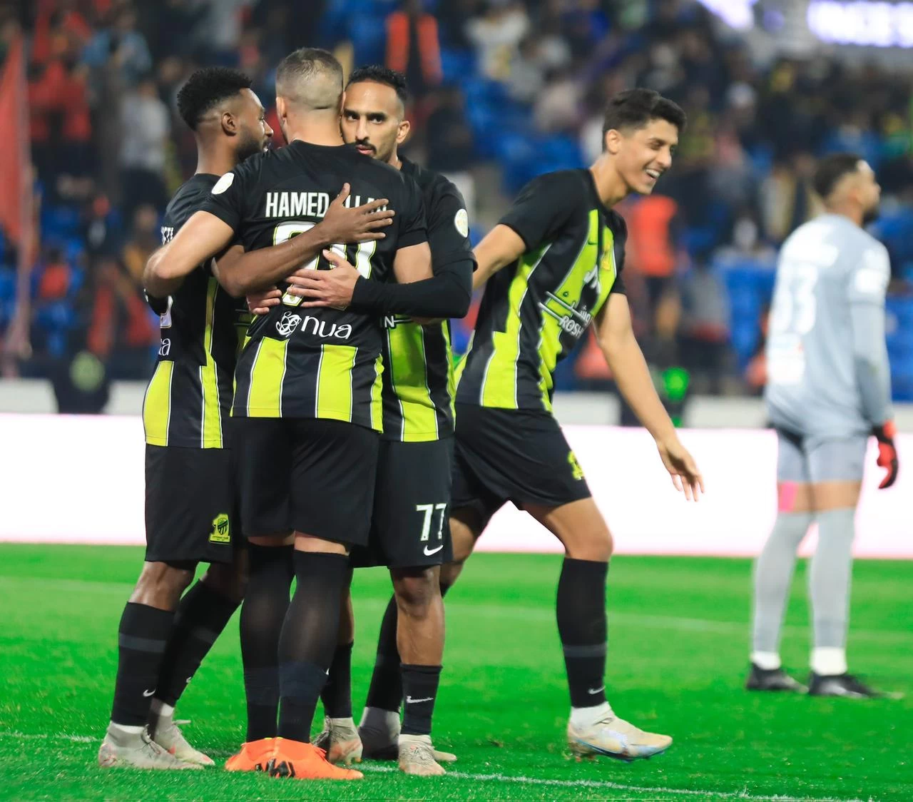 ضمك يهزم الاتحاد بثلاثية ، والحزم يحقق فوزاً ثميناً على الفتح ، والشباب والاتفاق يتعادلان سلبياً.