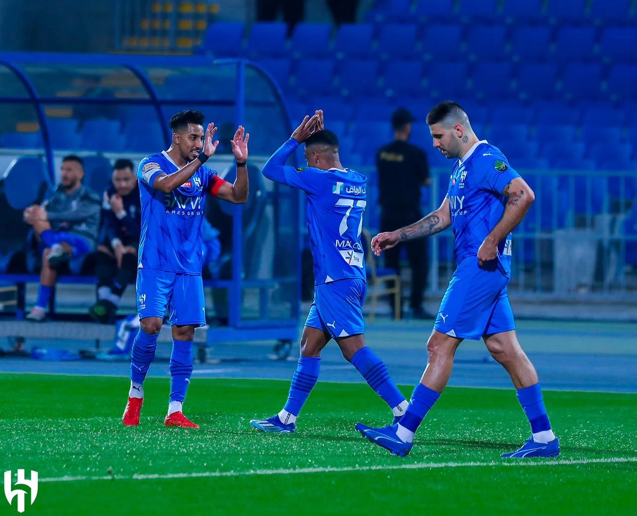 الهلال والنصر والخليج يتأهلون لنصف نهائي أغلى الكؤوس.  