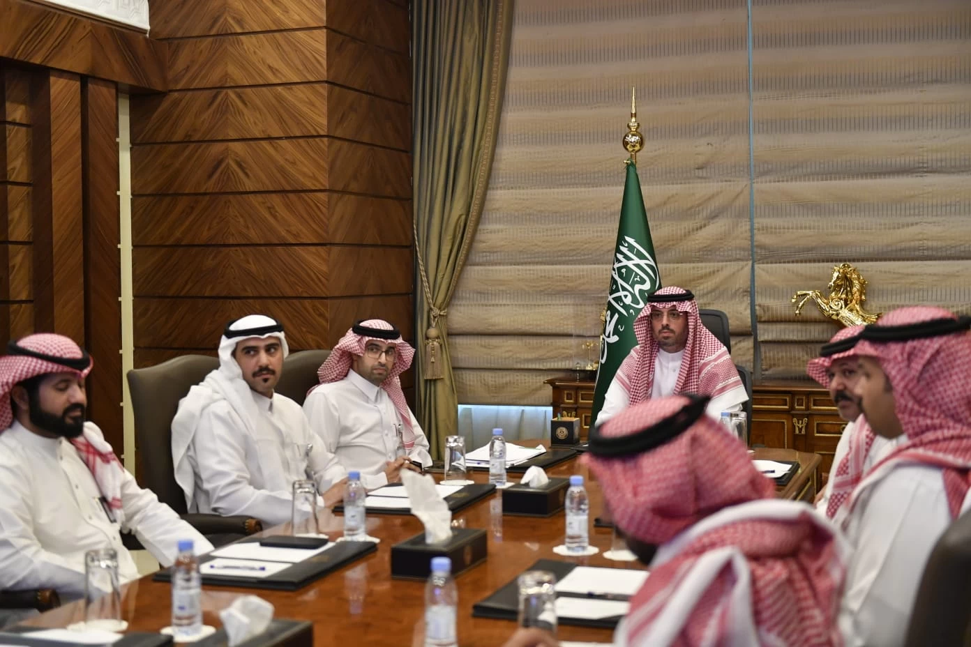 محافظ جدة يرأس اجتماعاً لاستعراض مبادرة "لنجعل رمالنا الذهبية خضراء"