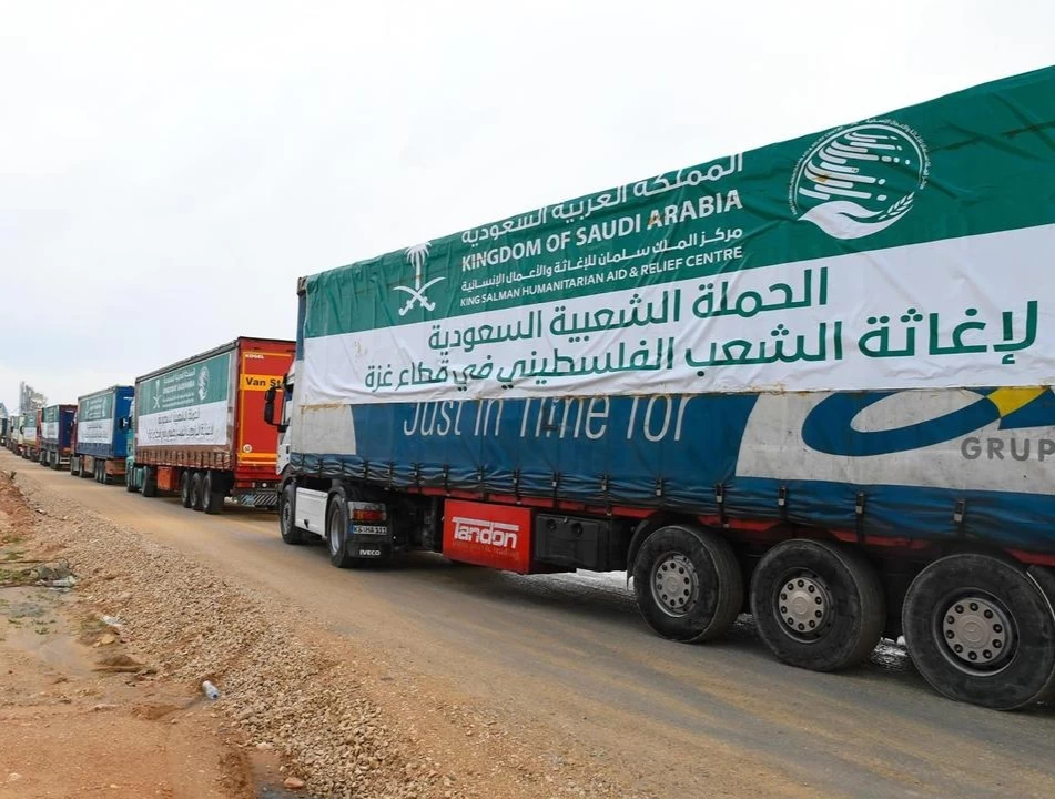 عبور قوافل إغاثية سعودية جديدة مقدمة من مركز الملك سلمان للإغاثة منفذ رفح الحدودي متوجهة إلى قطاع غزة