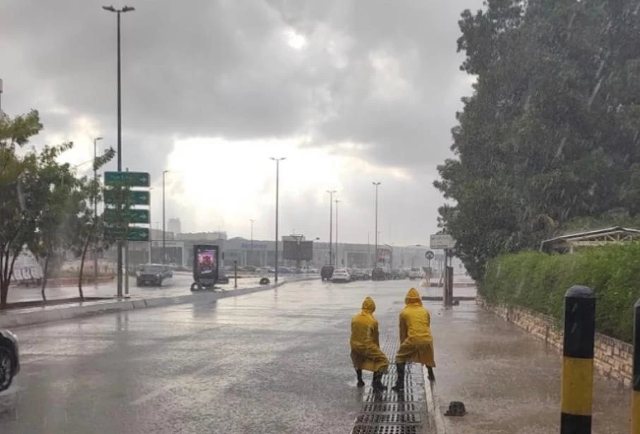 أمانة جدة تفعل خططها الميدانية وتزيل الآثار الناتجة عن الحالة المطرية