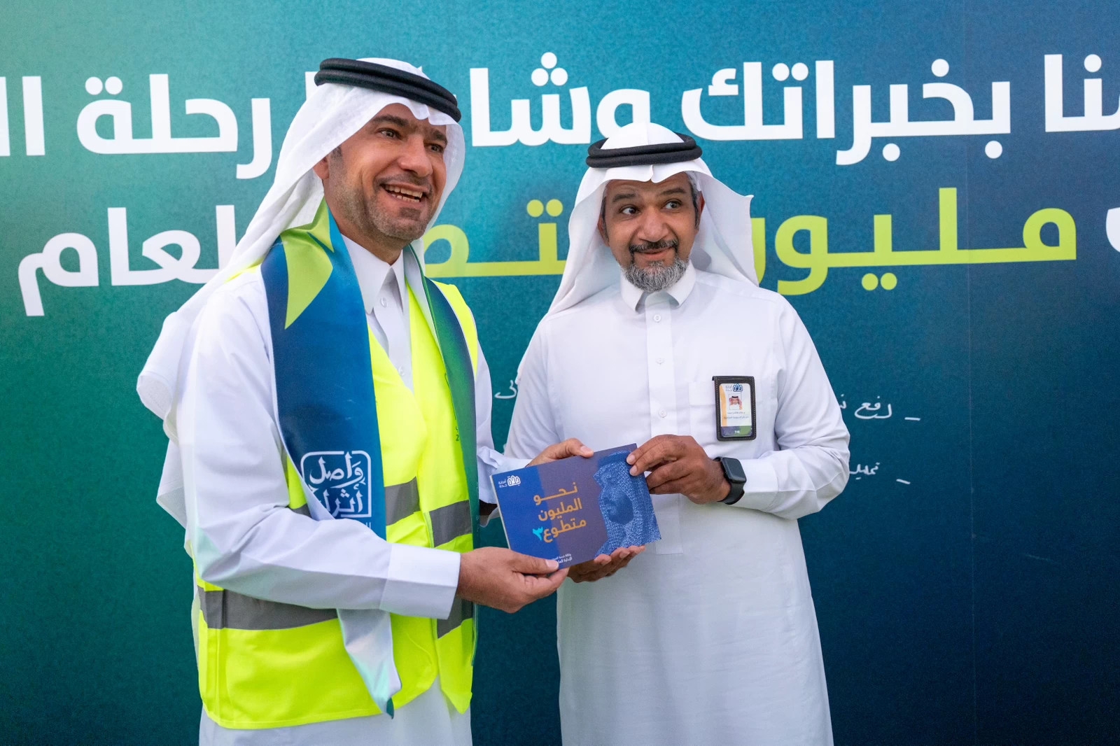 الحقيل يتسلم النسخة الثالثة من مجلة أمانة جدة «نحو المليون»