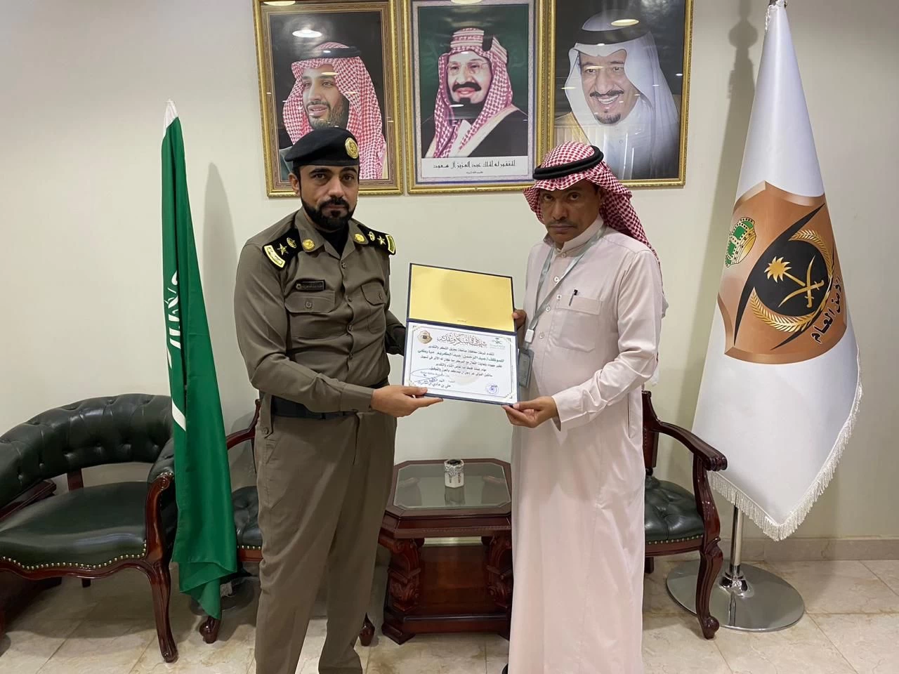 مدير شرطة محافظة صامطة بالإنابة يكرم عدداً من منسوبي مستشفى صامطة العام 