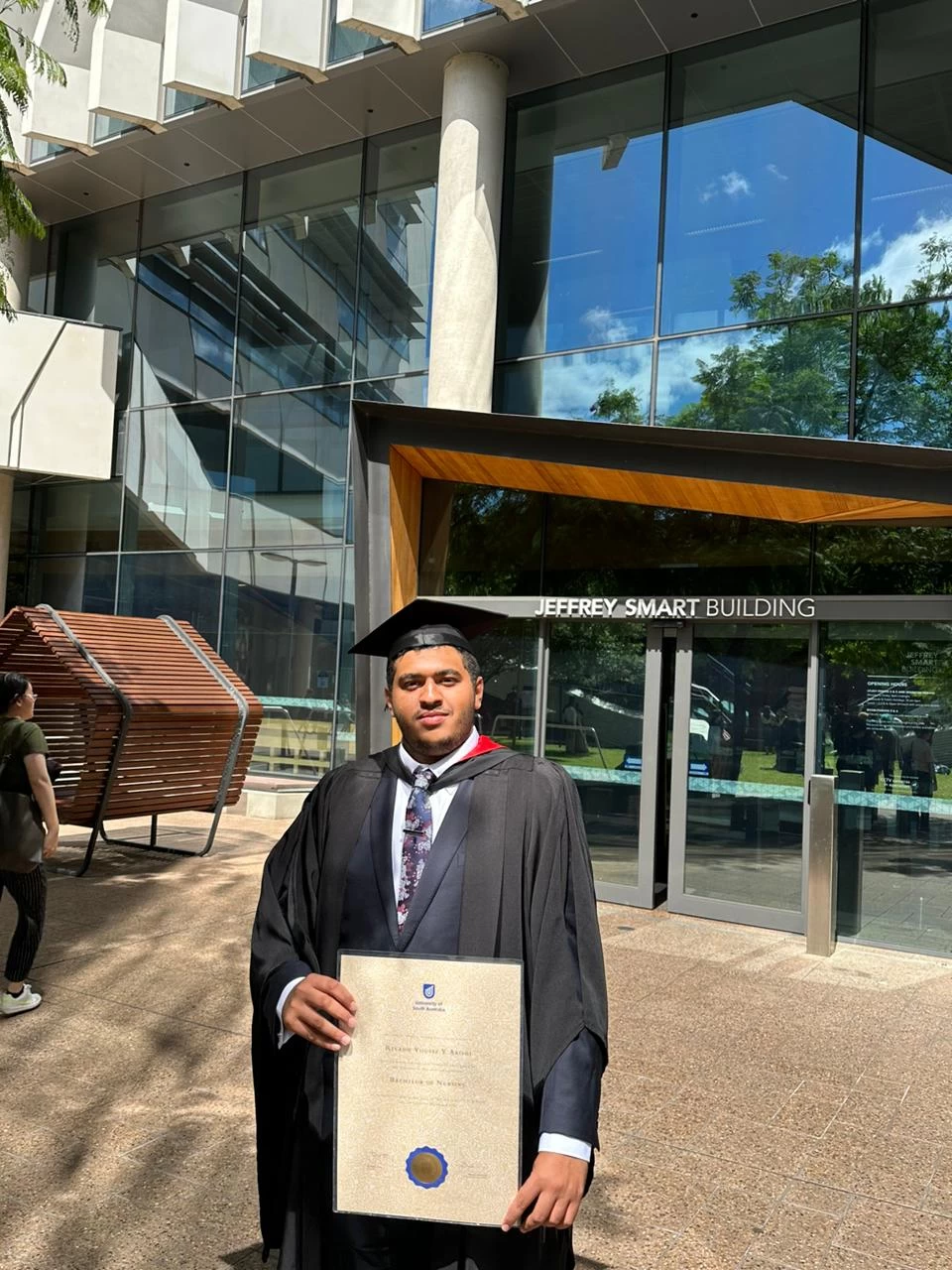 رياض يوسف يحي عريشي يحصد درجة البكالوريوس في العلوم الطبية والتمريض مع مرتبة الشرف الاولي