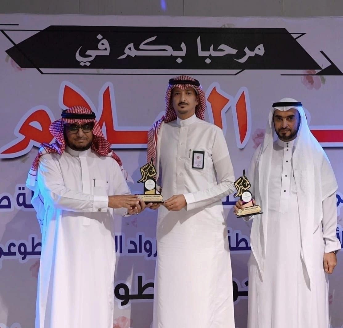 بمناسبة يوم التطوع : وكيل محافظة صامطة يكرم مدير العلاقات العامة بمستشفى صامطة العام