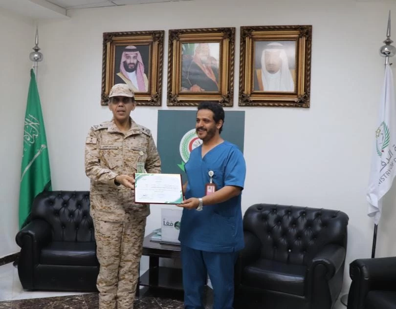 اللواء القحطاني مدير مستشفى القوات المسلحة بجازان يكرم الموظف محمد خليفي لجهوده 