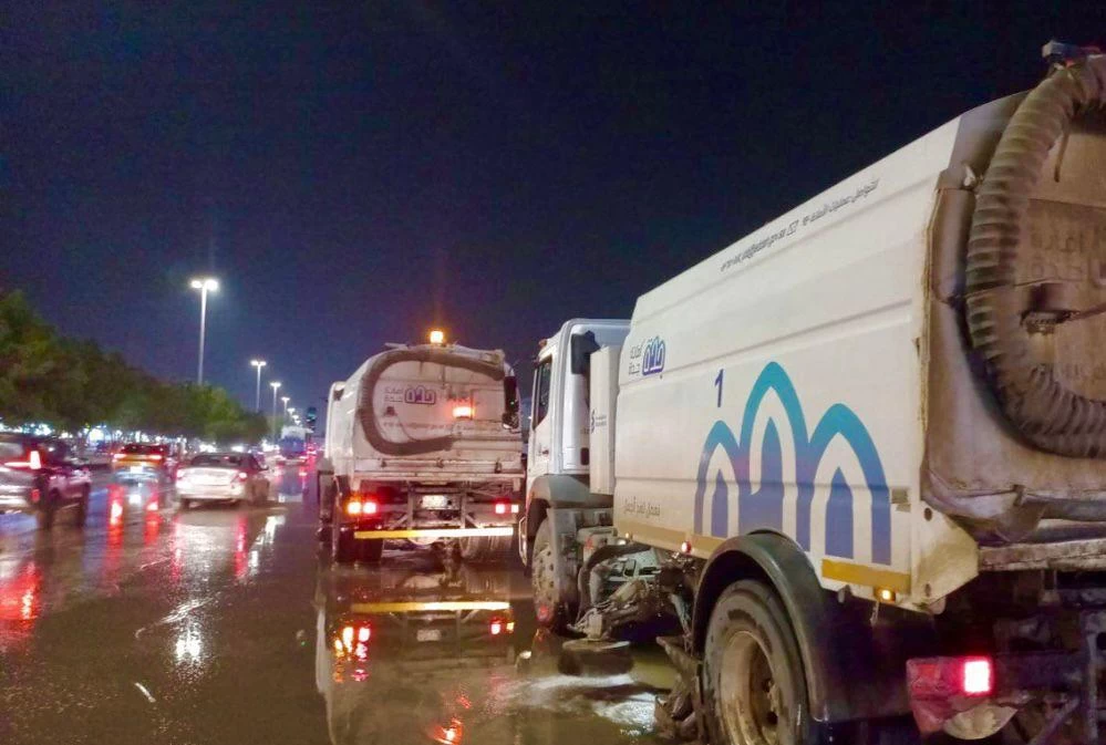 أمانة جدة تباشر الخطة الميدانية لمعالجة آثار الحالة المطرية