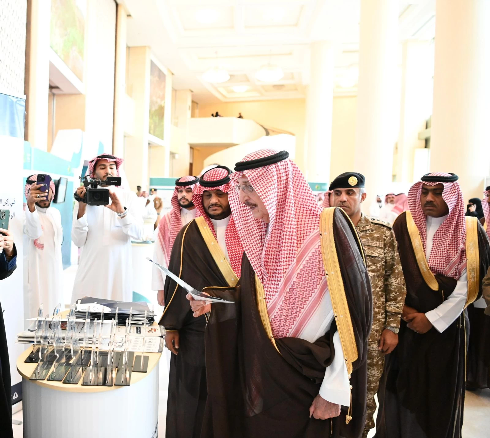 تراحم جازان تشارك بركن توعوي عن أضرار المخدرات وأثرها ع الفرد والأسرة والمجتمع 