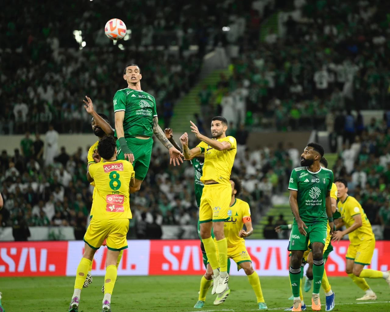 الأهلي يعبر الخليج بصعوبة بجزائية كيسيه.