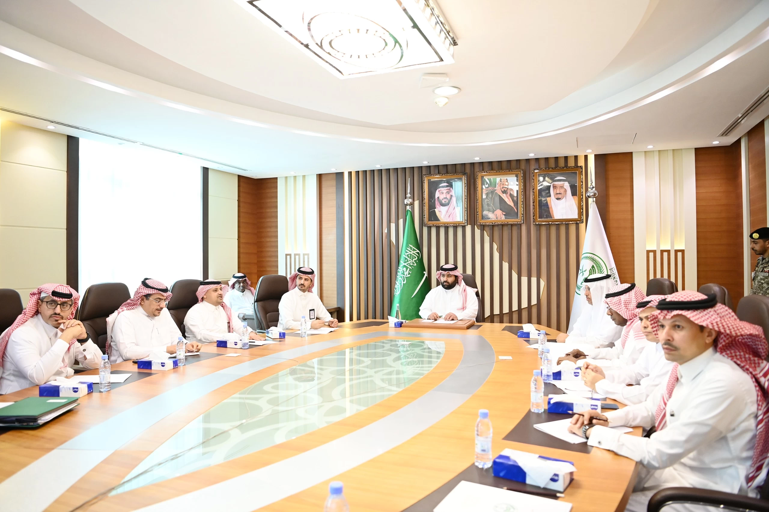 نائب أمير منطقة جازان يطلع على استعدادات لجنة تنظيم المعرض الدولي للبن السعودي 2024