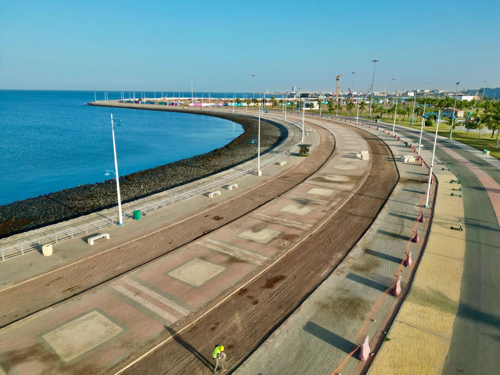 أمانة جازان تنفذ مضمار وممشى الكورنيش الشمالي لتوفير تجربة مريحة للمشاة والرياضيين