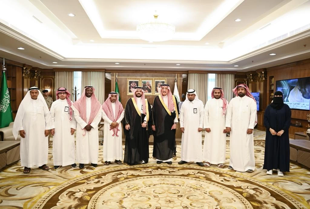 أمير جازان يتسلم التقرير السنوي الثالث لمشروع "زراعة أشجار العود والصندل" 