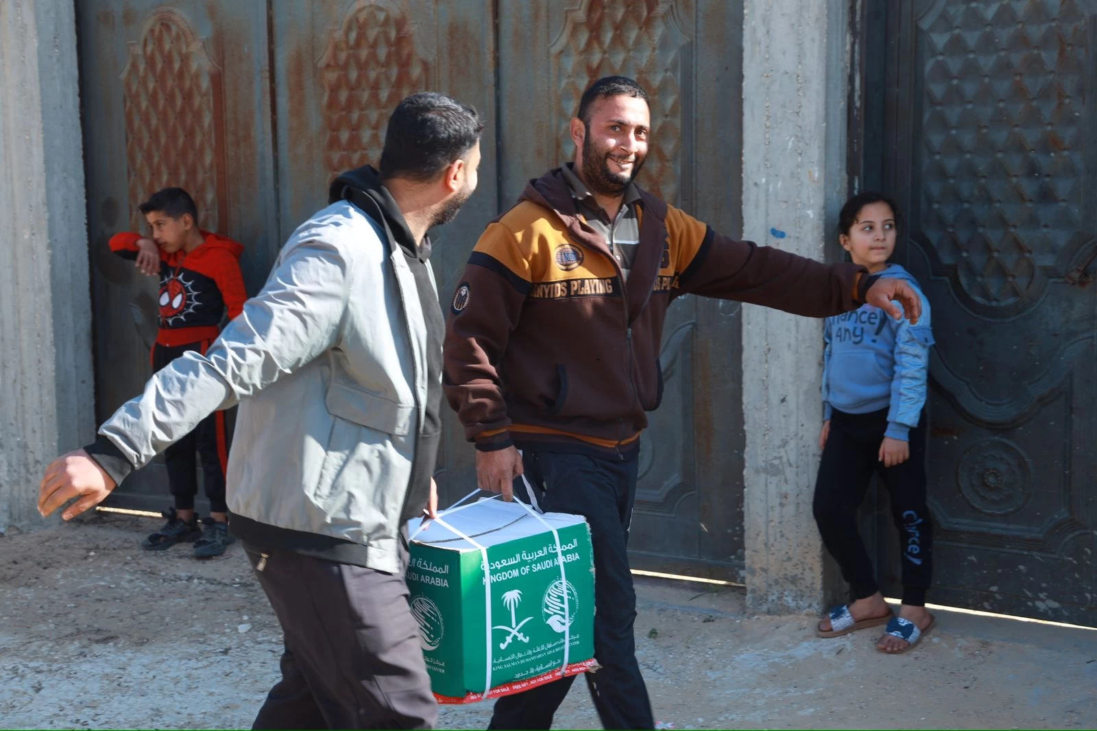 مركز الملك سلمان للإغاثة يواصل توزيع مساعداته الإنسانية للمتضررين في قطاع غزة