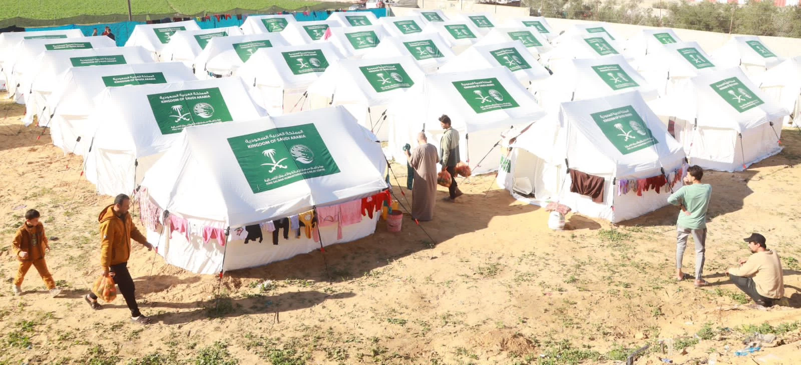 مركز الملك سلمان للإغاثة يوزع مساعدات إيوائية للمتضررين في قطاع غزة