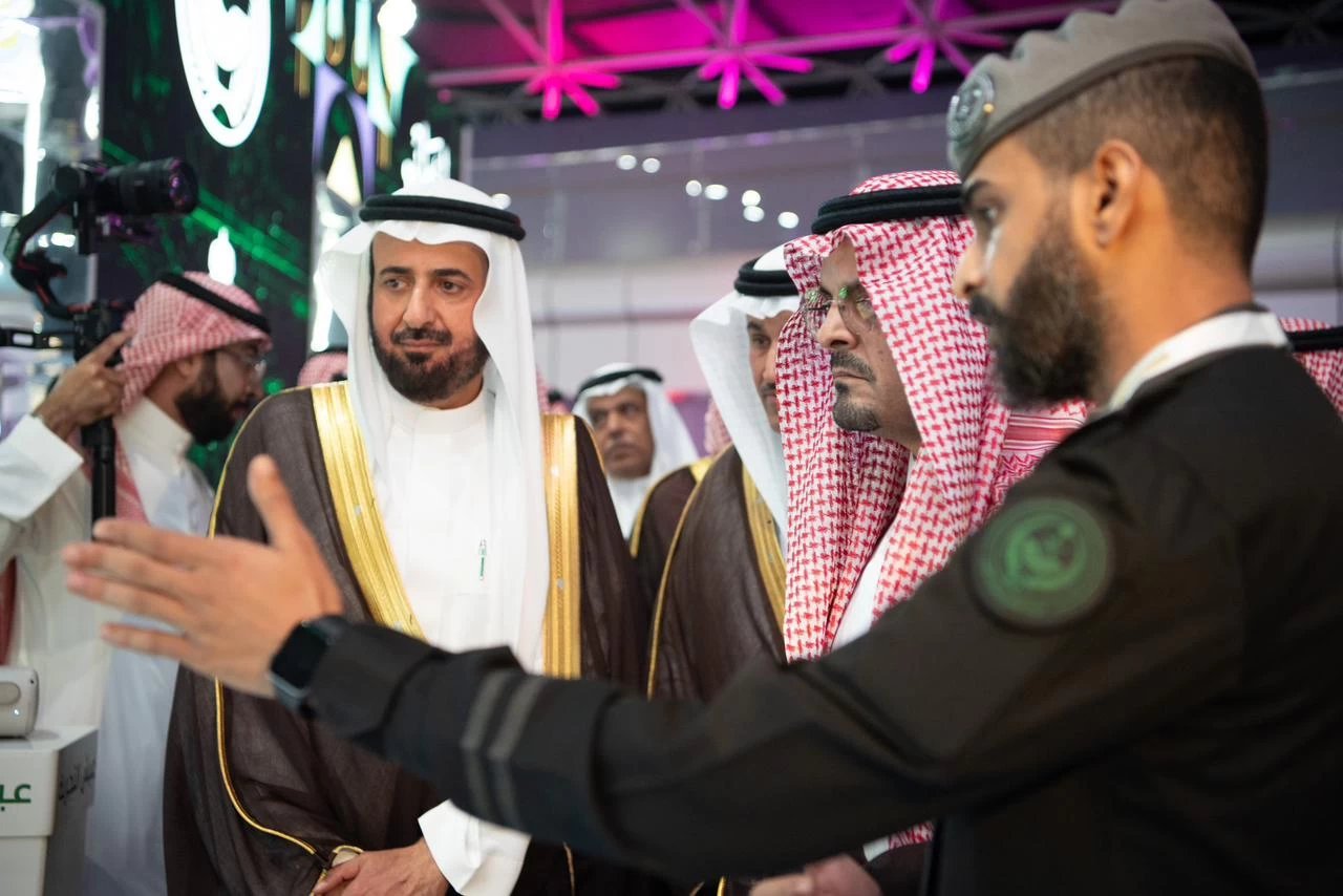 نائب أمير مكة يزور جناح "الداخلية" بمعرض خدمات الحج والعمرة بجدة.