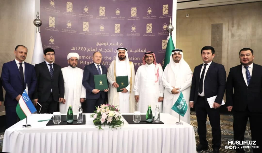 وفد من جمهورية أوزبكستان يلتقي وزير الحج والعمرة في المملكة العربية السعودية.