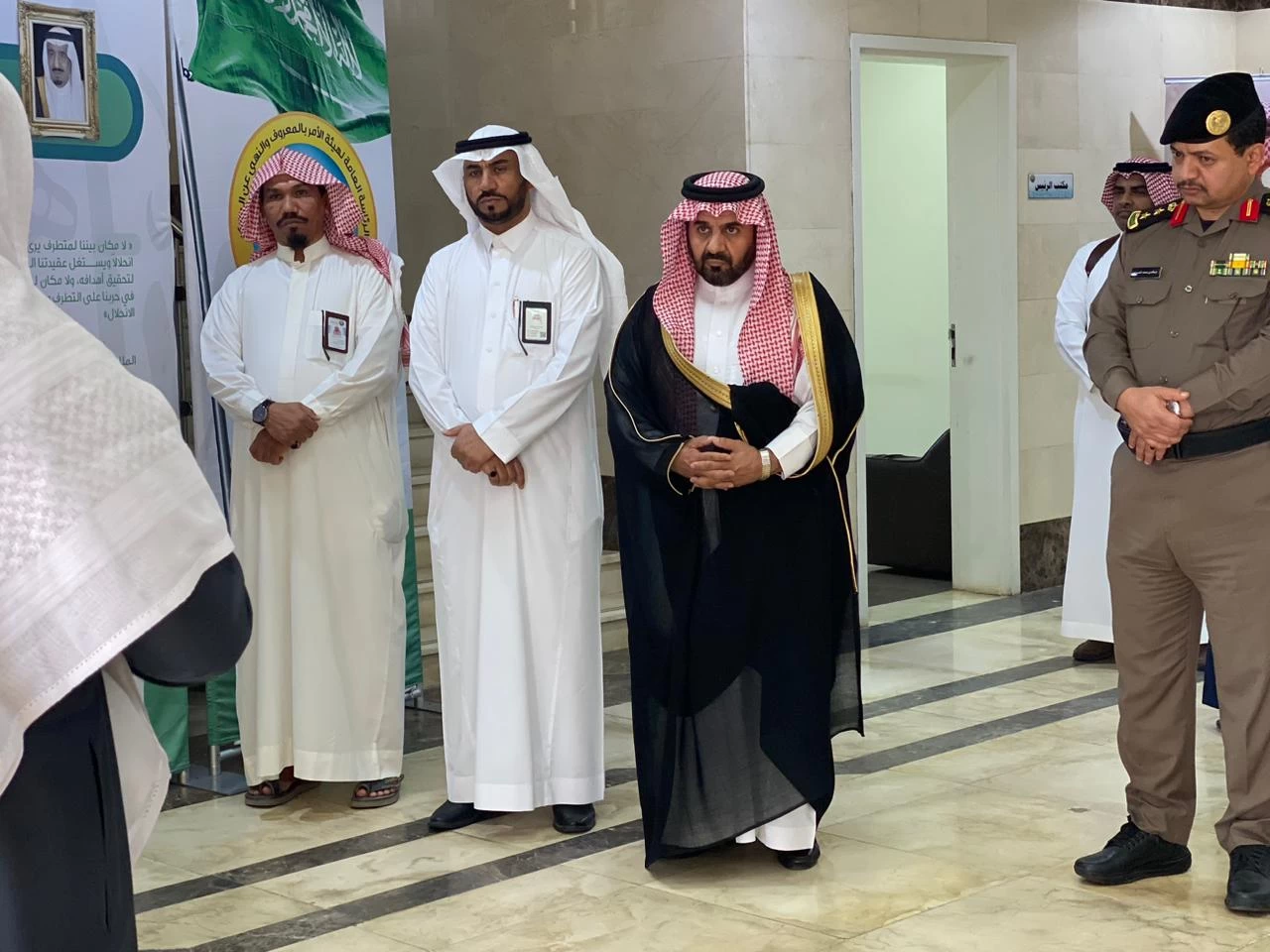 محافظ محايل بمنطقة عسير يزور هيئة الأمر بالمعروف، ويفعّل معرض (ولاء).