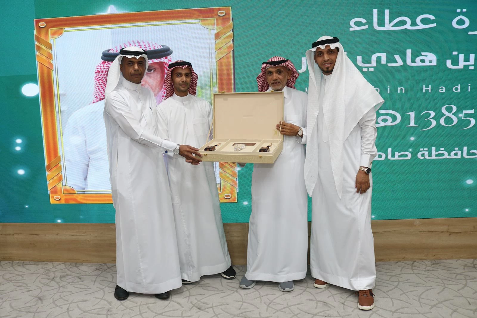  بندر مدخلي يرعى حفل تكريم فني التخدير هادي بن هادي نجار بمناسبة تقاعده.