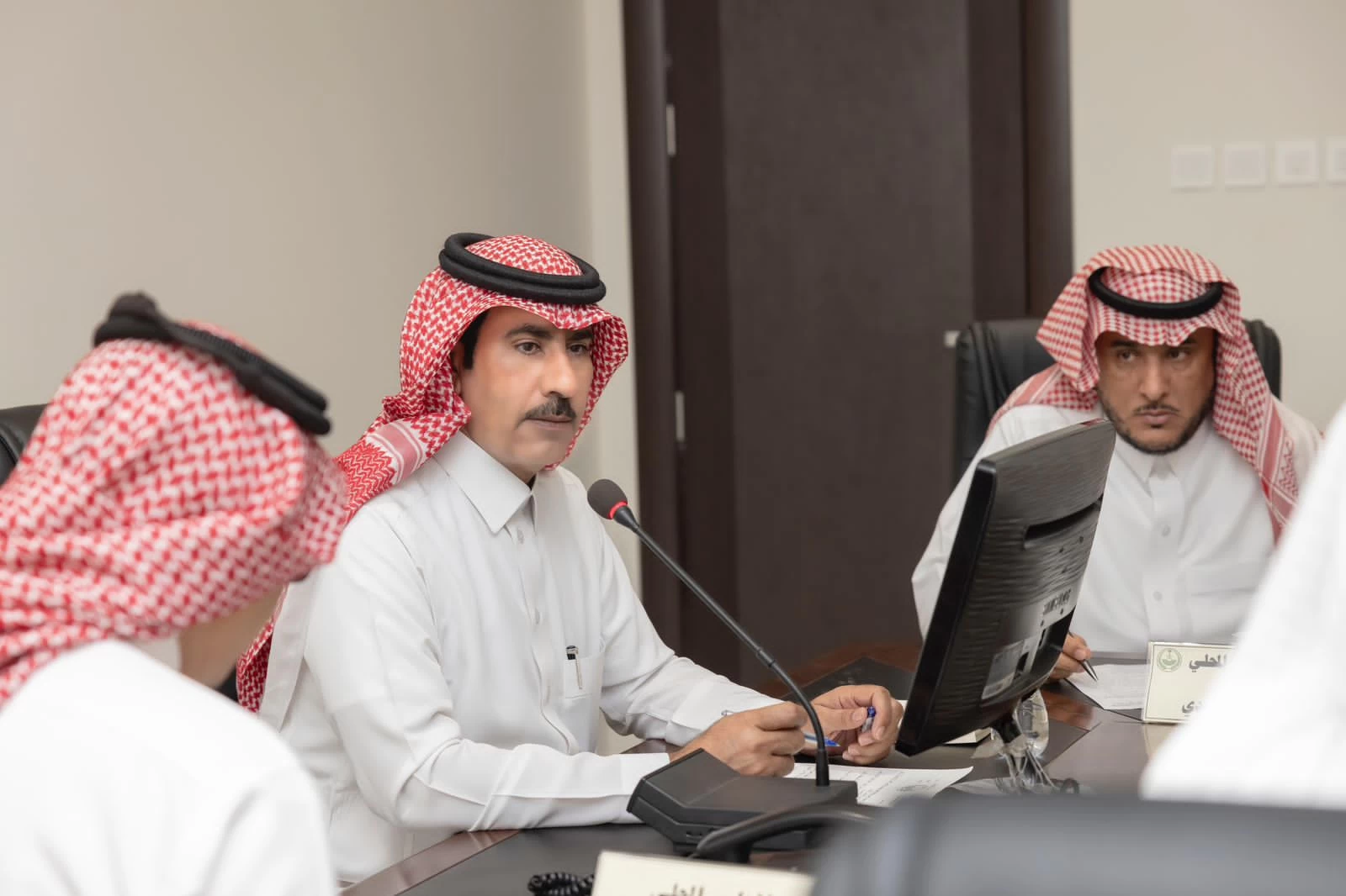 محافظ الطوال بن رازن يترأس جلسة المجلس المحلي في دورة الأولى لعا١٤٤٥هـ‍ الطوال