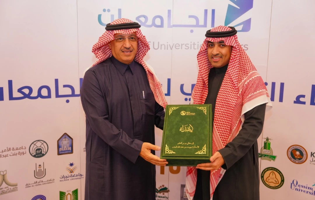 وزير التعليم يتسلم أول رسالة علمية "إعلامية" بجامعات الشرقية.